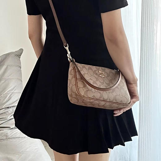 【699元任选 COACH蔻驰合集】经典托特包 ｜枕头包｜斜挎包 ｜贝壳包 经典老花 通勤百搭 香港直邮 清关约7个工作日 商品图6