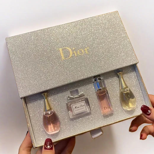 【春季焕新】【香港免税店🇭🇰*赠礼袋】【热销】Dior迪奥银盒香水小样四件套{真我淡香5ml+甜心小姐5ml+粉红魅惑5ml+真我浓香5ml} ·香港直邮 商品图1