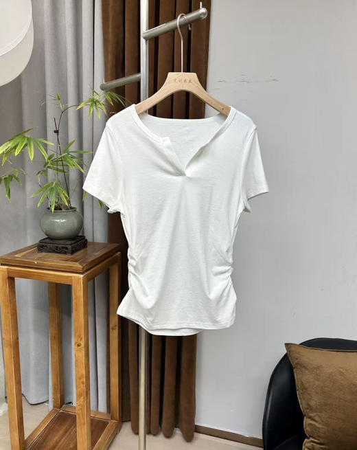 原单微开V领T恤 商品图6