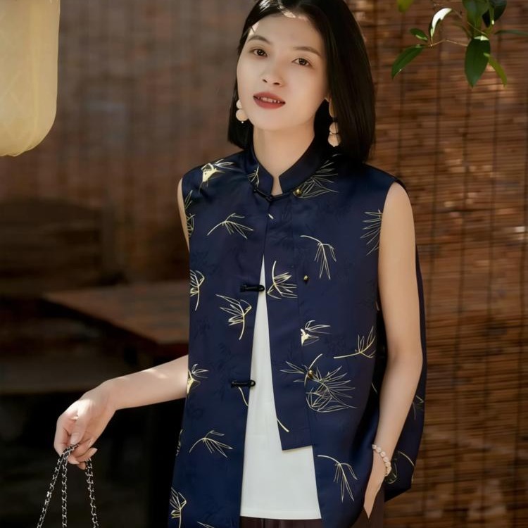 （清仓卖完即止！！）新中式「竹燕春晖」马甲， 设计师将燕子竹青的雅致韵味融入其中，媲美秀场上的高定款【3-7天发货，周末顺延】