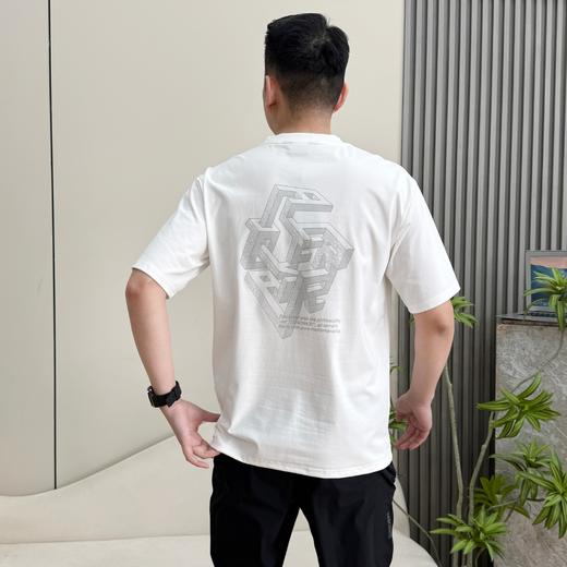点此购买 迪桑特ALLTERRAIN 81系列男士后背图案印花宽松短袖T恤 qk 343698 商品图3