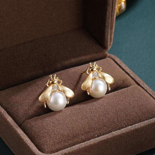 子佩集【蜜恋时光‌】银S925珍珠惜王妃耳钉【MLEH037】镀金蜜蜂2602 商品图0