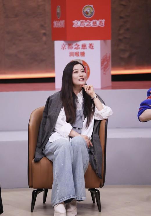 一店k 哇哦！这衬衫也太好看了！把松弛时髦焊在身上了！酷飒风 可盐可甜御姐范！廓形剪裁藏着慵懒的小心机 披肩叠穿！谁穿谁爱上！随意打个结 瞬间层次感Buff！超多明星同款 Ann宽松披肩衬衫！ 商品图12