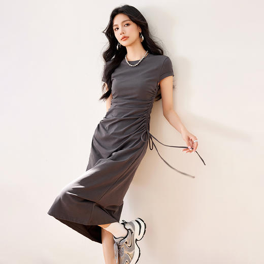 西遇韩系灰色抽绳短袖长裙女2026夏季新款显瘦收腰褶皱针织连衣裙SS060265 商品图4