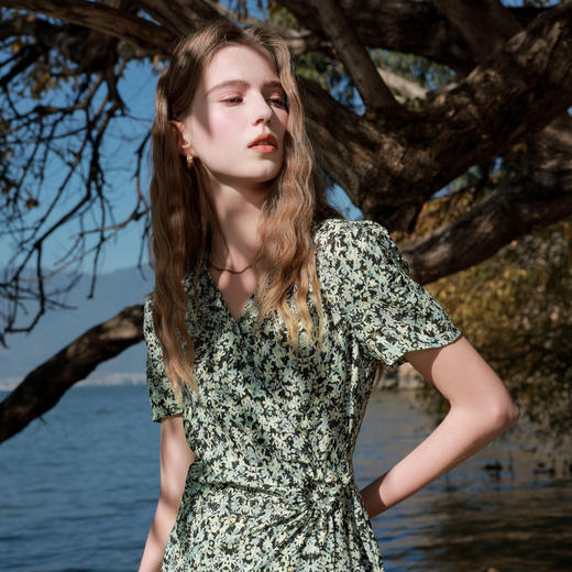 三彩2026夏季新款V领碎花茶歇裙短袖印花连衣裙度假法式长裙M 商品图3