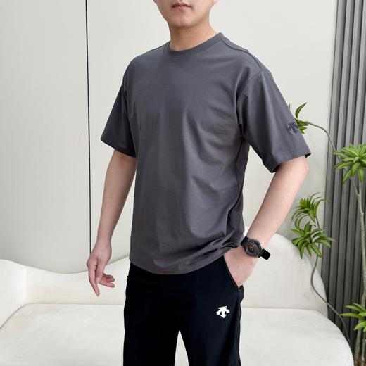 点此购买 迪桑特ALLTERRAIN 81系列男士后背图案印花宽松短袖T恤 qk 343698 商品图4