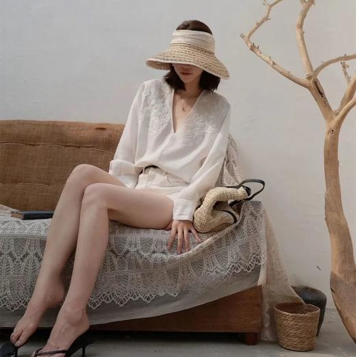 法式刺绣仿苎麻 V领上衣，重工精致刺绣， V领宽松设计，舒适优雅 。【5-7天发货】 商品图9