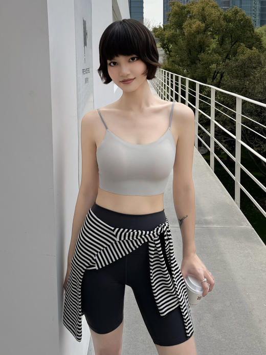官网399！蕉家细肩带美背一片式无痕文胸女 运动背心无钢圈隐形防护聚拢背心式内衣胸罩 商品图2