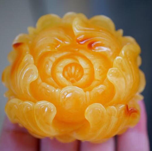 【青山特惠】精品原矿俄料焦皮料立体精工牡丹花蜜蜡吊坠，尺寸57.5-53.2-25.5mm 41.6克，m310 商品图3