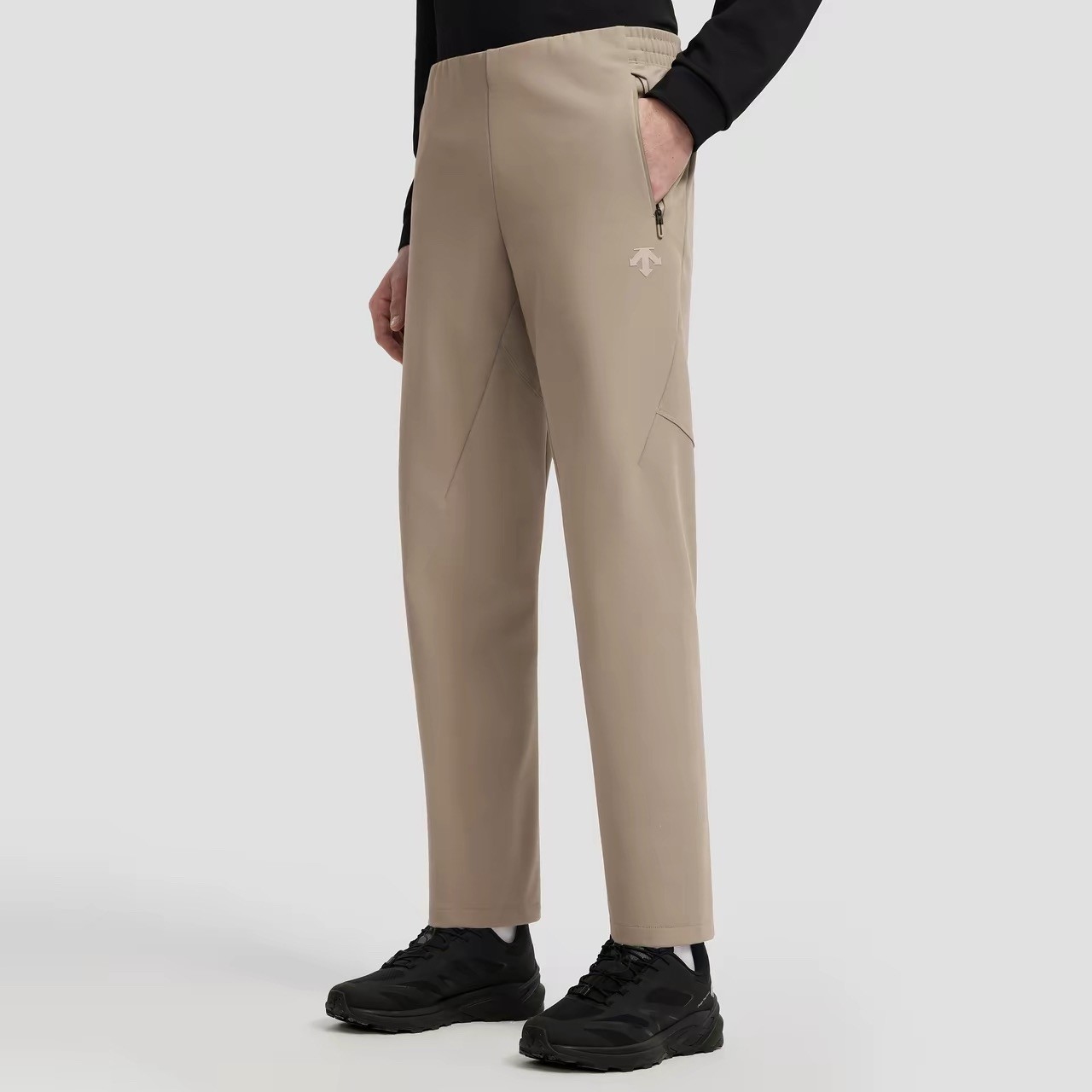 一店d 𝐃𝐬𝐭樶--新抓绒梭织长裤 26春款 它家好穿的Training系列 版型真的可以说是型男必备了！ 不管是日常通勤，跑步训练还是商务场合它都能给你恰到好处的体面
面料是客供的四面弹