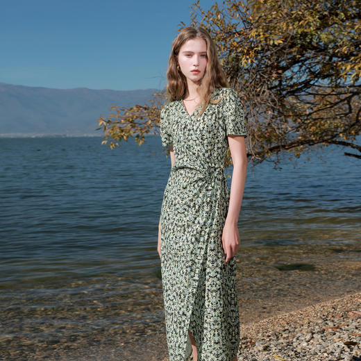 三彩2026夏季新款V领碎花茶歇裙短袖印花连衣裙度假法式长裙M 商品图2