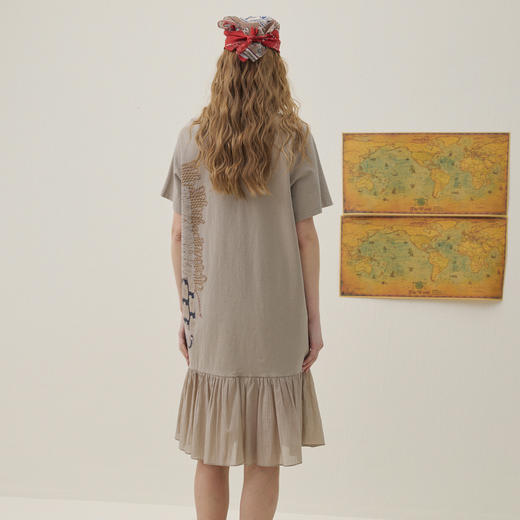 谜底印花连衣裙短袖2026年夏季新品下摆轻盈捏褶T恤裙女262ML0678 商品图2