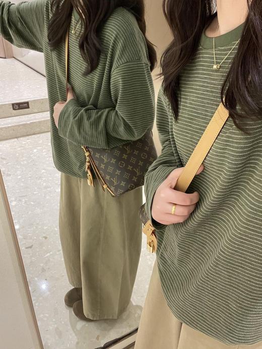 一店k 救命！这件棉条纹衫真的焊在身上吧！1oo%纯棉竹节棉，软乎乎的巨透气！低饱和绿色素颜穿都超有氛围感！宽松版型藏肉一绝，随便一搭就是韩系松弛感，日常通勤闭眼冲！宽松落肩款长袖条纹T恤 商品图2