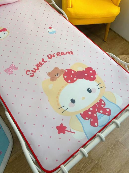 🎀新款2026【儿童水光冰丝凉席三件套】 💚一款自带凉感的凉席 选用高品质水光冰丝材质，摸上去第一感觉就是顺滑软糯，没有普通凉席的粗糙硬挺，轻轻贴在皮肤上，瞬间带走燥热，自带丝丝凉意。 商品图4