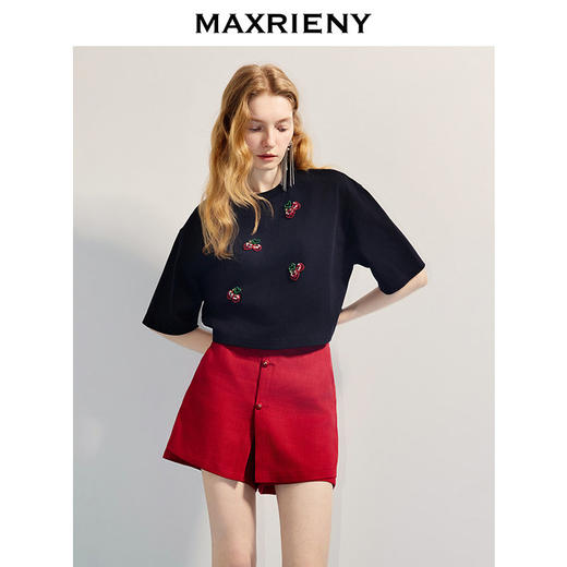 【商场同款】MAXRIENY甜美风樱桃刺绣中袖T恤25夏款落肩上衣女(货号:MC86TS254) 商品图2