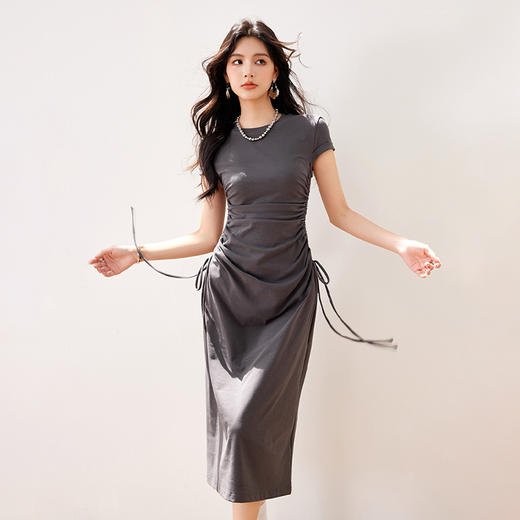 西遇韩系灰色抽绳短袖长裙女2026夏季新款显瘦收腰褶皱针织连衣裙SS060265 商品图1