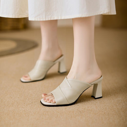 【预售7天】时尚编织设计感可外穿柔软羊皮百搭粗跟一字拖DS&D56-9 商品图1