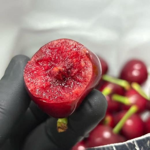 【山东美早大樱桃】烟台基地优质土壤+充足阳光+昼夜温差大，樱桃成熟度好，光泽感强，果肉厚实多汁，酸甜平衡，樱桃风味浓郁，适合送礼。净重2斤/箱，基地直采直发，江浙沪皖顺丰包邮~ 商品图1