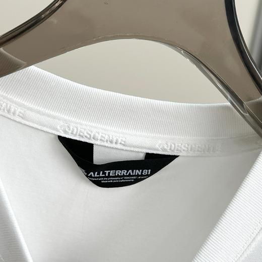 点此购买 迪桑特ALLTERRAIN 81系列男士后背图案印花宽松短袖T恤 qk 343698 商品图14