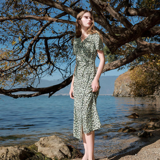 三彩2026夏季新款V领碎花茶歇裙短袖印花连衣裙度假法式长裙M 商品图1