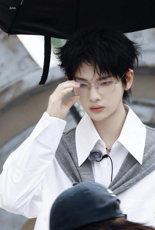 一店k 哇哦！这衬衫也太好看了！把松弛时髦焊在身上了！酷飒风 可盐可甜御姐范！廓形剪裁藏着慵懒的小心机 披肩叠穿！谁穿谁爱上！随意打个结 瞬间层次感Buff！超多明星同款 Ann宽松披肩衬衫！ 商品图13