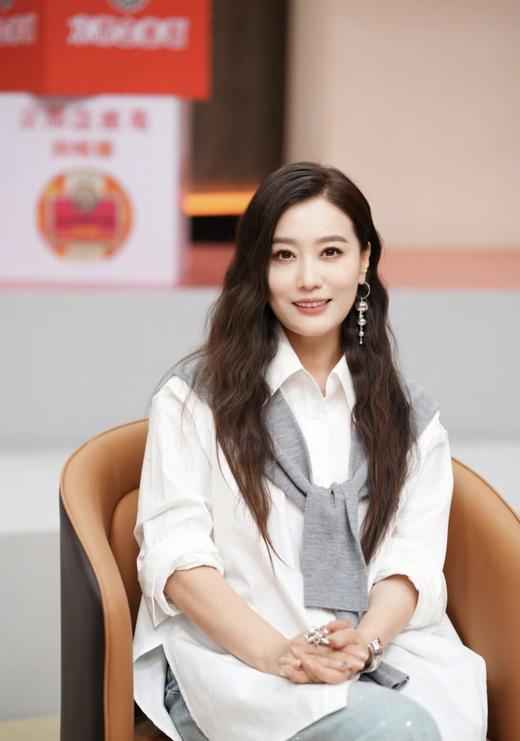 一店k 哇哦！这衬衫也太好看了！把松弛时髦焊在身上了！酷飒风 可盐可甜御姐范！廓形剪裁藏着慵懒的小心机 披肩叠穿！谁穿谁爱上！随意打个结 瞬间层次感Buff！超多明星同款 Ann宽松披肩衬衫！ 商品图11