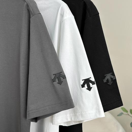 点此购买 迪桑特ALLTERRAIN 81系列男士后背图案印花宽松短袖T恤 qk 343698 商品图9