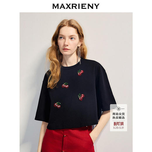 【商场同款】MAXRIENY甜美风樱桃刺绣中袖T恤25夏款落肩上衣女(货号:MC86TS254) 商品图0