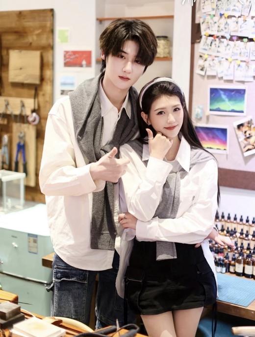 一店k 哇哦！这衬衫也太好看了！把松弛时髦焊在身上了！酷飒风 可盐可甜御姐范！廓形剪裁藏着慵懒的小心机 披肩叠穿！谁穿谁爱上！随意打个结 瞬间层次感Buff！超多明星同款 Ann宽松披肩衬衫！ 商品图1