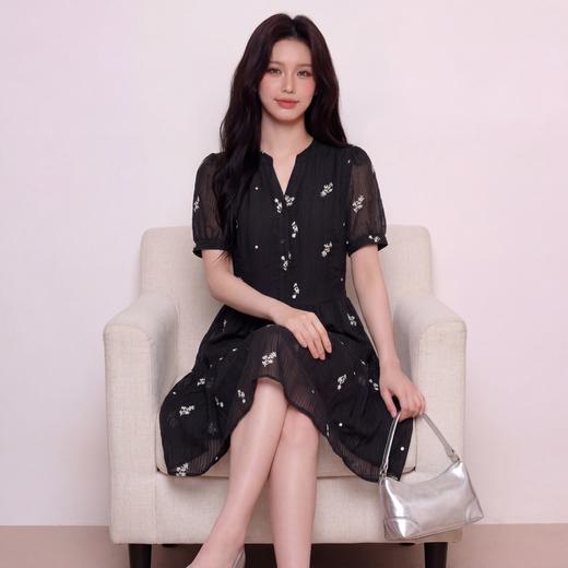 奢姿大码女装2026夏季减龄刺绣半开V领连衣裙胖妹妹时尚气质裙子9962854731 商品图1