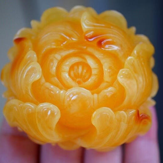 【青山特惠】精品原矿俄料焦皮料立体精工牡丹花蜜蜡吊坠，尺寸57.5-53.2-25.5mm 41.6克，m310 商品图4