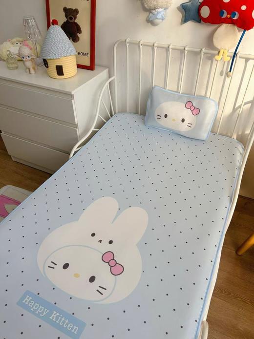 🎀新款2026【儿童水光冰丝凉席三件套】 💚一款自带凉感的凉席 选用高品质水光冰丝材质，摸上去第一感觉就是顺滑软糯，没有普通凉席的粗糙硬挺，轻轻贴在皮肤上，瞬间带走燥热，自带丝丝凉意。 商品图7