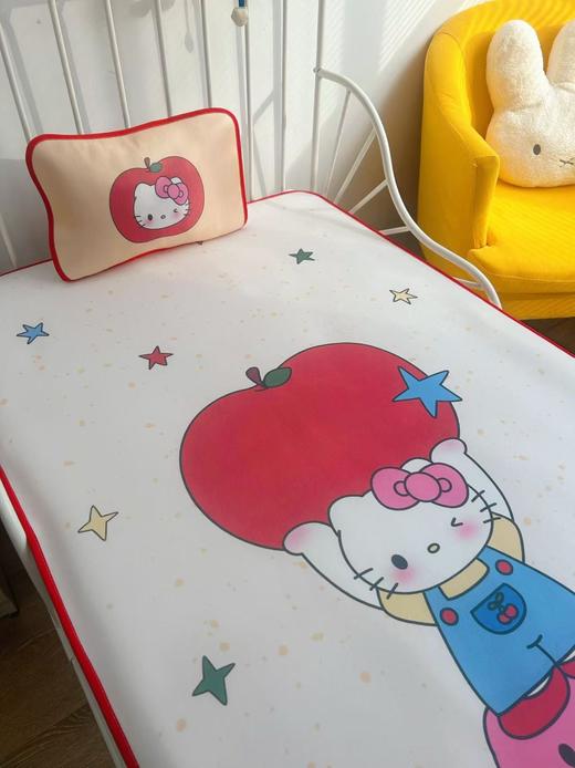 🎀新款2026【儿童水光冰丝凉席三件套】 💚一款自带凉感的凉席 选用高品质水光冰丝材质，摸上去第一感觉就是顺滑软糯，没有普通凉席的粗糙硬挺，轻轻贴在皮肤上，瞬间带走燥热，自带丝丝凉意。 商品图1