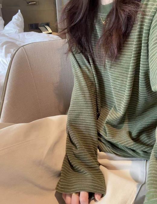 一店k 救命！这件棉条纹衫真的焊在身上吧！1oo%纯棉竹节棉，软乎乎的巨透气！低饱和绿色素颜穿都超有氛围感！宽松版型藏肉一绝，随便一搭就是韩系松弛感，日常通勤闭眼冲！宽松落肩款长袖条纹T恤 商品图8