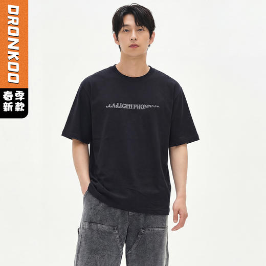 DRONKOO 2026 圆领前重叠字母后幅多排不规则字母微阔短袖T恤 商品图0