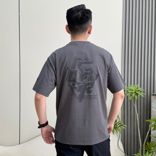 点此购买 迪桑特ALLTERRAIN 81系列男士后背图案印花宽松短袖T恤 qk 343698 商品图5