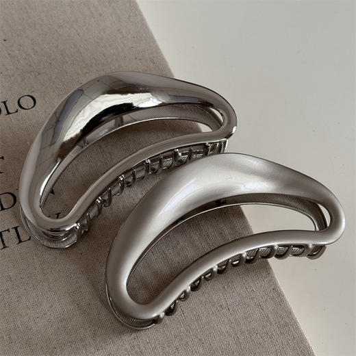 雀说质感磨砂合金镂空月牙抓夹大号盘发鲨鱼夹金属女高级感后脑勺发夹 WALFJ892566 商品图3