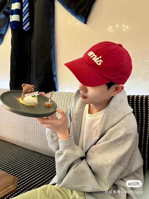 一店d 重磅爆款‼️𝐞𝐦𝐢𝐬棒球帽🧢
这一单 独家！！正宗的原单
两个系列 值得一生推的帽--王🫅！一年四季反复爱上，戴上你就懂什么才是素颜神器，超级修饰脸型 巨显脸小！！ 商品图8