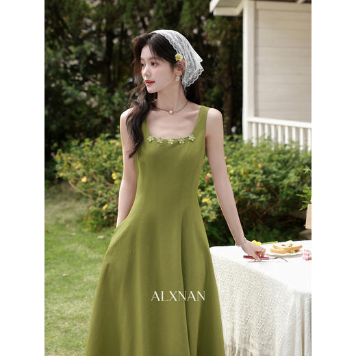 鹿向南【0331/20:00新品前1小时7折限量100件】豆绿色吊带连衣裙 商品图0