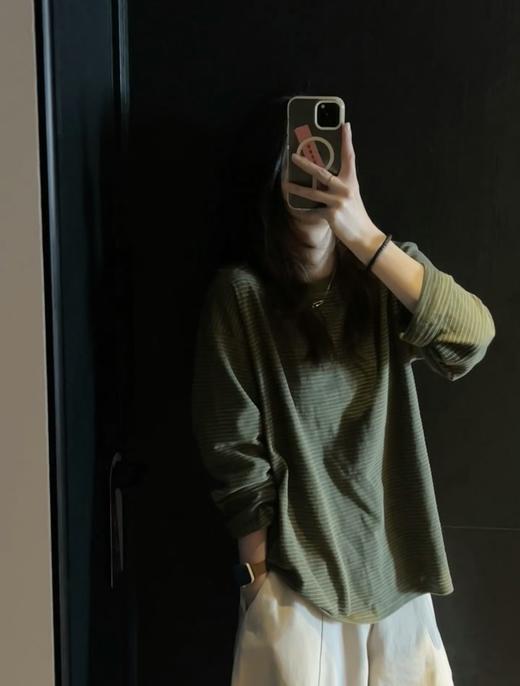 一店k 救命！这件棉条纹衫真的焊在身上吧！1oo%纯棉竹节棉，软乎乎的巨透气！低饱和绿色素颜穿都超有氛围感！宽松版型藏肉一绝，随便一搭就是韩系松弛感，日常通勤闭眼冲！宽松落肩款长袖条纹T恤 商品图9