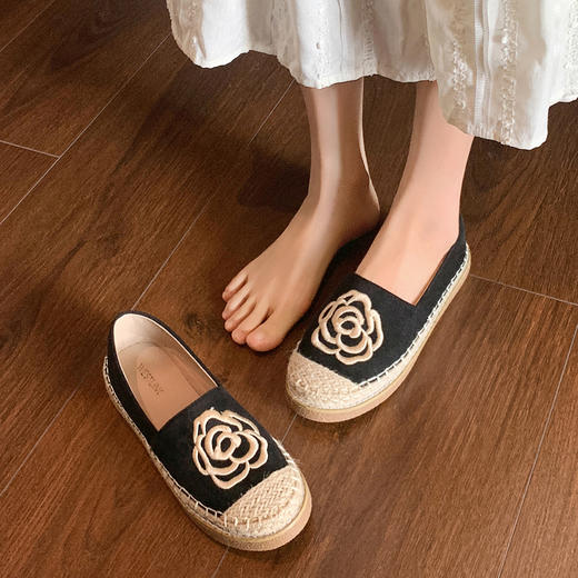 【限时秒杀】西遇一脚蹬渔夫鞋女新款秋季复古花朵小香风单鞋白色平底鞋V1756993/V0057175 商品图2