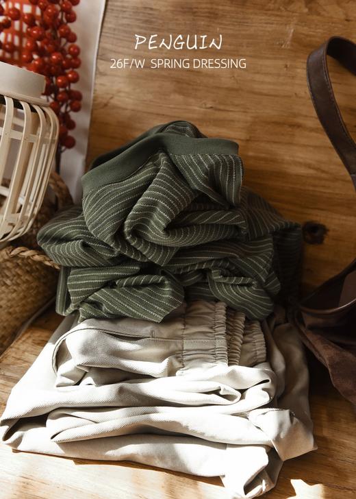 一店k 救命！这件棉条纹衫真的焊在身上吧！1oo%纯棉竹节棉，软乎乎的巨透气！低饱和绿色素颜穿都超有氛围感！宽松版型藏肉一绝，随便一搭就是韩系松弛感，日常通勤闭眼冲！宽松落肩款长袖条纹T恤 商品图4