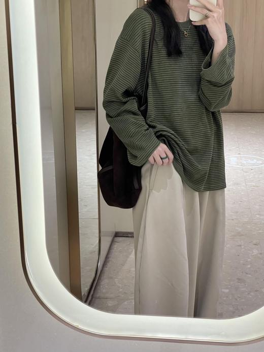 一店k 救命！这件棉条纹衫真的焊在身上吧！1oo%纯棉竹节棉，软乎乎的巨透气！低饱和绿色素颜穿都超有氛围感！宽松版型藏肉一绝，随便一搭就是韩系松弛感，日常通勤闭眼冲！宽松落肩款长袖条纹T恤 商品图5