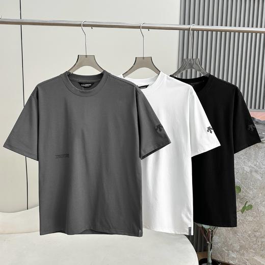 点此购买 迪桑特ALLTERRAIN 81系列男士后背图案印花宽松短袖T恤 qk 343698 商品图0