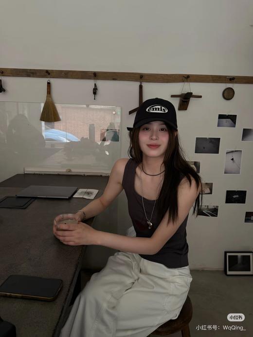 一店d 重磅爆款‼️𝐞𝐦𝐢𝐬棒球帽🧢
这一单 独家！！正宗的原单
两个系列 值得一生推的帽--王🫅！一年四季反复爱上，戴上你就懂什么才是素颜神器，超级修饰脸型 巨显脸小！！ 商品图1