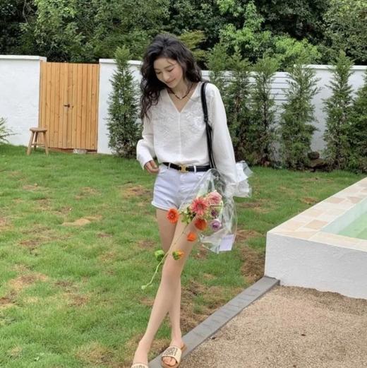 法式刺绣仿苎麻 V领上衣，重工精致刺绣， V领宽松设计，舒适优雅 。【5-7天发货】 商品图10