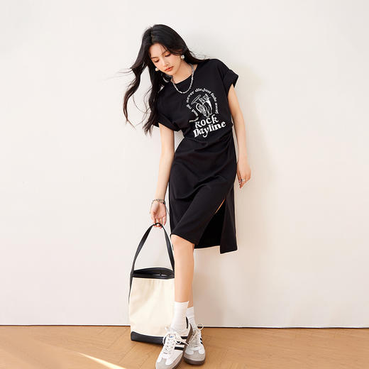 西遇美式复古印花针织连衣裙女2026年夏季新款收腰开叉休闲T恤裙SS060264 商品图1