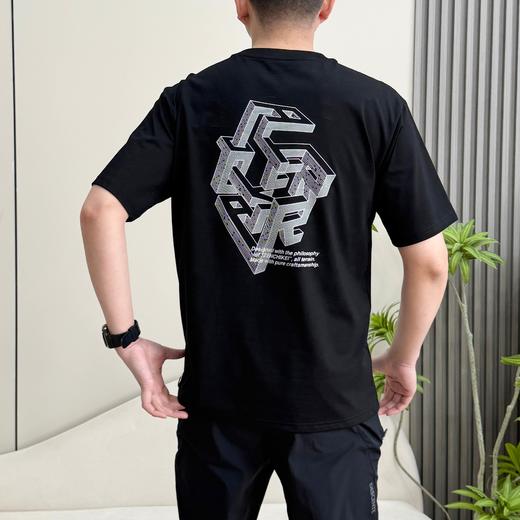 点此购买 迪桑特ALLTERRAIN 81系列男士后背图案印花宽松短袖T恤 qk 343698 商品图7