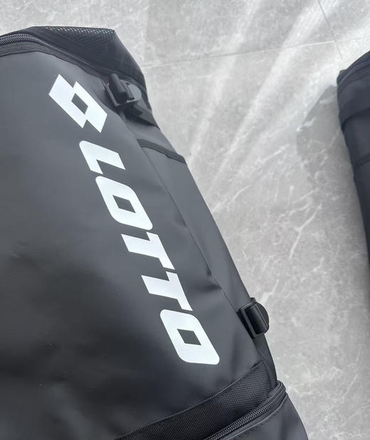 全新正品美单LOTTO乐途大容量46L多功能双肩包行李背包羽毛球包衣物包
26年一季度新款 官网120美金
尺寸54x32x20 都是黑色 根据logo颜色下单 商品图1