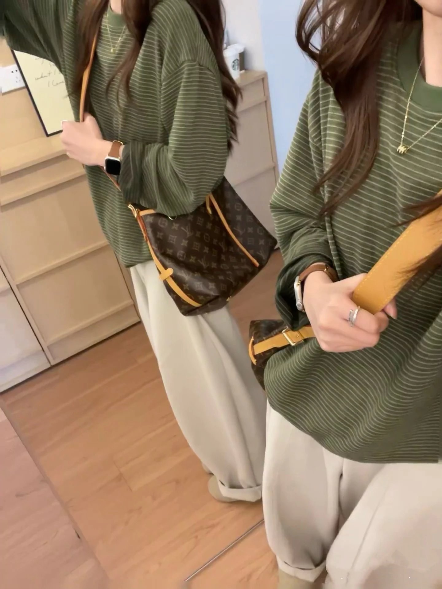 一店k 救命！这件棉条纹衫真的焊在身上吧！1oo%纯棉竹节棉，软乎乎的巨透气！低饱和绿色素颜穿都超有氛围感！宽松版型藏肉一绝，随便一搭就是韩系松弛感，日常通勤闭眼冲！宽松落肩款长袖条纹T恤